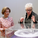 12. mai: Dronningen åpner utstillingen "Smakebiter" på Oscarshall. Det er deler av Dronning Sonjas egen samling av kunstglass som vises fram. Foto: Vidar Ruud / NTB scanpix